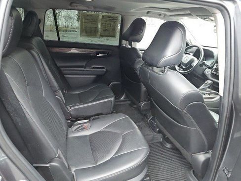 Used 2021 Toyota Highlander Limited image 16