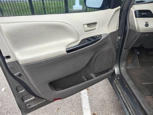 Used 2012 Toyota Sienna LE w/ Towing Pkg FWD image 6