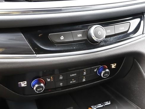 Used 2022 Buick Enclave Essence FWD image 28