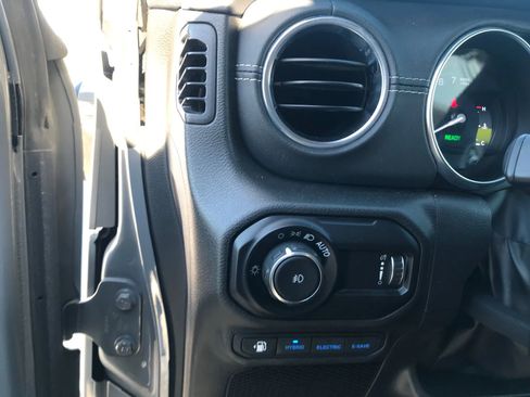 Used 2023 Jeep Wrangler Unlimited Sahara image 13