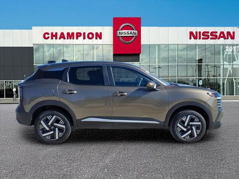Used 2025 Nissan Kicks SV image 8