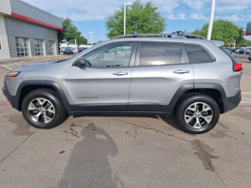 Used 2017 Jeep Cherokee Trailhawk AWD/4WD image 3