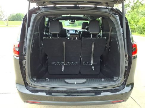 Used 2025 Chrysler Pacifica Limited FWD image 18