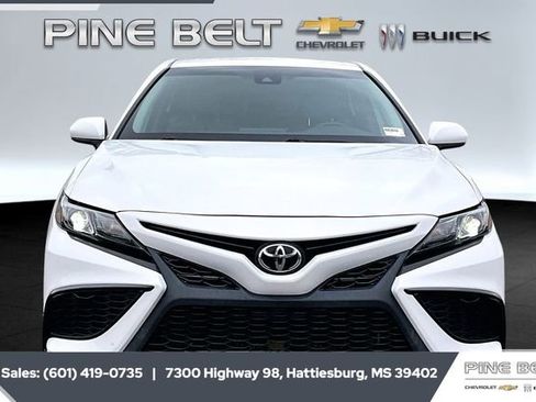 Used 2021 Toyota Camry SE image 3