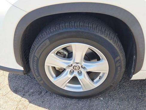 Used 2021 Toyota Highlander LE FWD image 5
