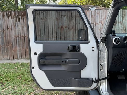 Used 2009 Jeep Wrangler Sahara w/ Dual Top Group AWD/4WD image 18