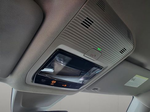 Used 2025 Volkswagen Atlas SE image 15