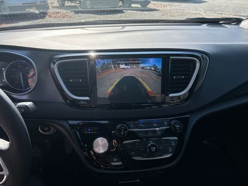 Used 2025 Chrysler Pacifica Select FWD image 18