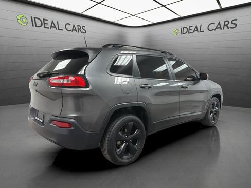 Used 2018 Jeep Cherokee Latitude w/ Altitude Package FWD image 5
