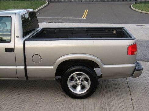 Used 2001 Chevrolet S10 Pickup LS w/ Preferred Equipment Group image 8