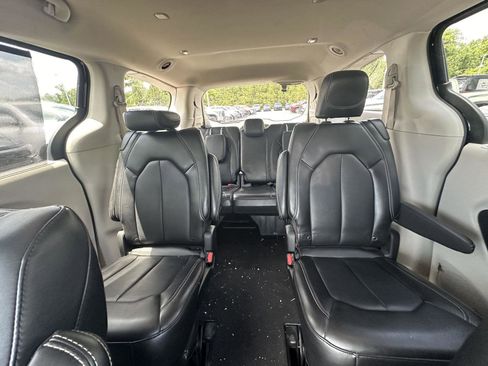 Used 2024 Chrysler Pacifica Touring-L FWD image 12