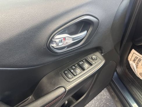 Used 2019 Jeep Cherokee Trailhawk w/ Cold Weather Group AWD/4WD image 10