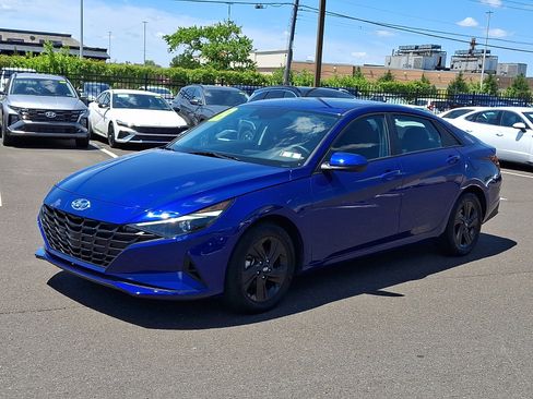 Certified 2023 Hyundai Elantra SEL w/ Preferred Accessory Package FWD image 3