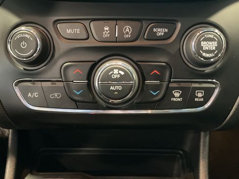 Used 2020 Jeep Cherokee Limited image 18