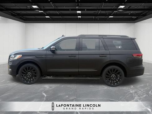 Used 2023 Lincoln Navigator Black Label AWD/4WD image 2
