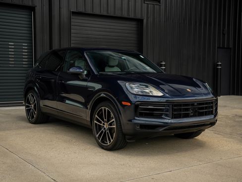 Certified 2025 Porsche Cayenne E-Hybrid image 8
