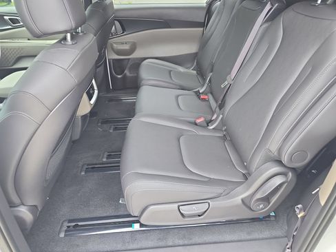 New 2027 Kia Carnival FWD image 15