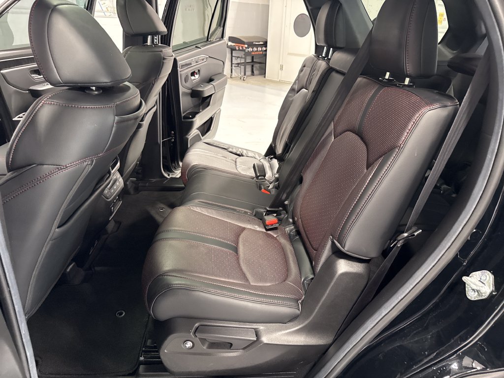 Used 2025 Honda Pilot Black Edition image 39
