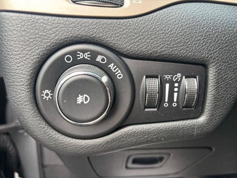 Used 2016 Jeep Cherokee Latitude w/ Cold Weather Group image 16