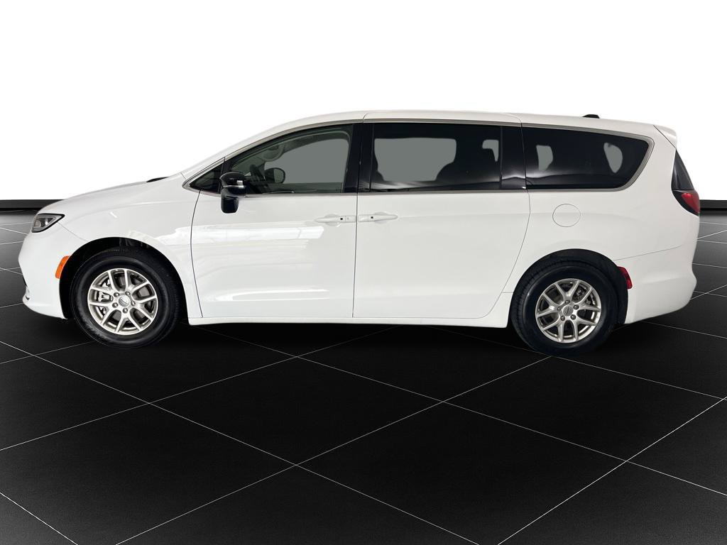 Used 2024 Chrysler Pacifica Touring-L FWD image 2