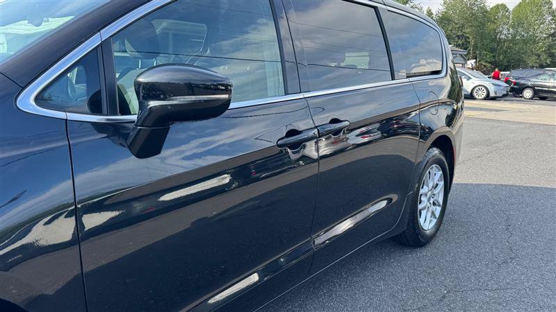 Used 2024 Chrysler Pacifica Touring FWD image 13