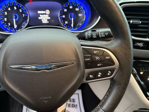 Used 2017 Chrysler Pacifica Touring-L Plus image 39