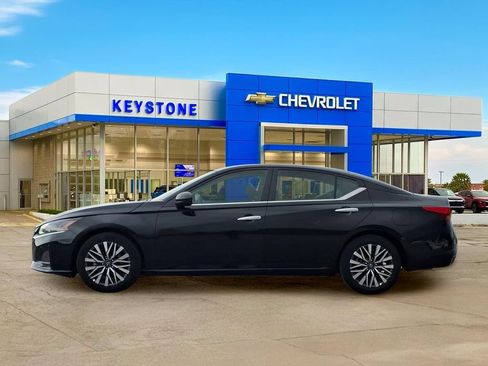 Used 2025 Nissan Altima 2.5 SV FWD image 4
