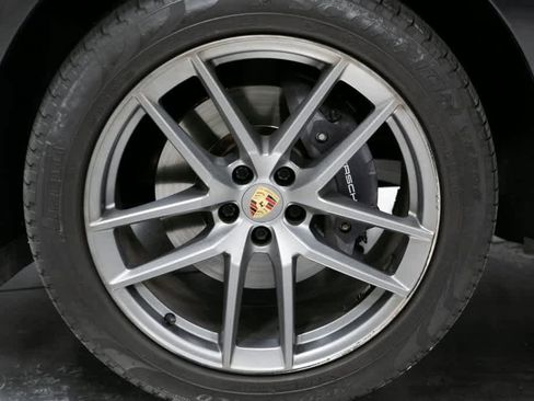 Certified 2022 Porsche Macan image 11