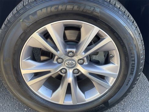 Used 2015 Toyota Highlander XLE image 9