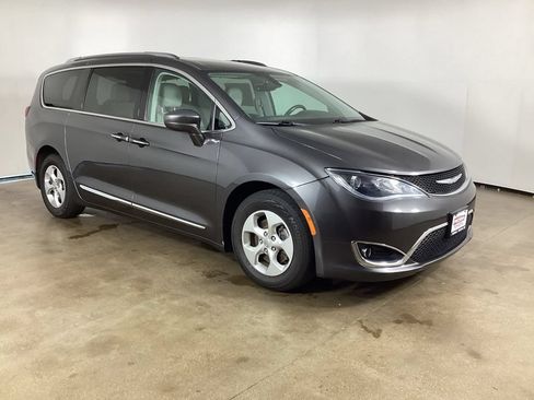 Used 2017 Chrysler Pacifica Touring-L Plus FWD image 5