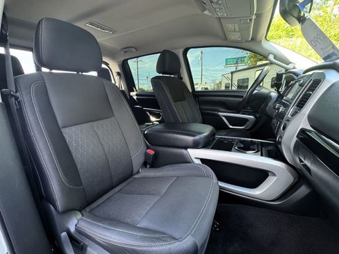 Used 2017 Nissan Titan SV image 15