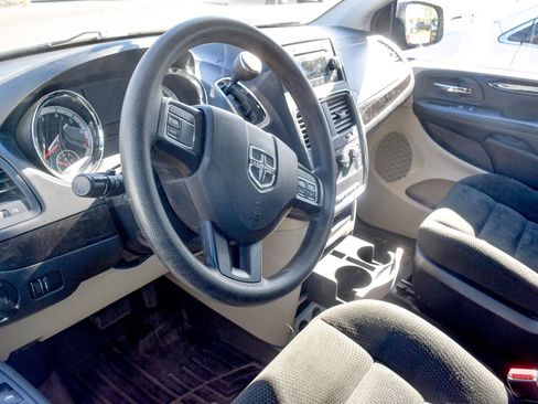 Used 2016 Dodge Grand Caravan American Value Package FWD image 10