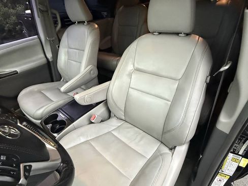 Used 2016 Toyota Sienna XLE w/ XLE Navigation Package FWD image 11