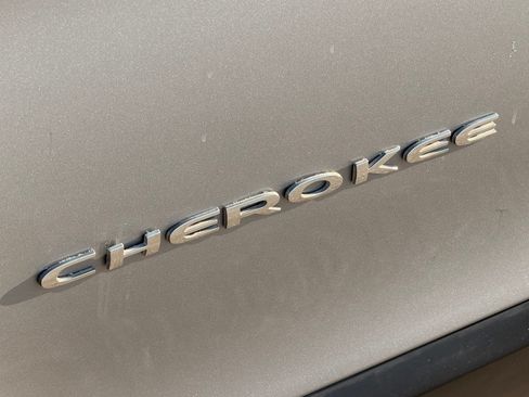 Used 2019 Jeep Cherokee Latitude w/ Popular Appearance Group FWD image 10