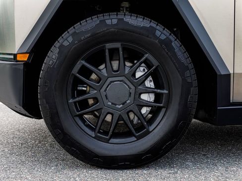 Used 2025 Tesla Cybertruck AWD Crew Cab image 34