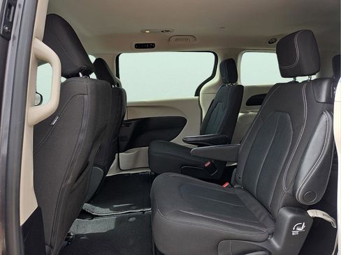 Used 2023 Chrysler Voyager LX FWD image 8