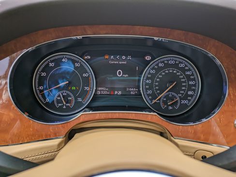 Used 2018 Bentley Bentayga AWD/4WD image 29