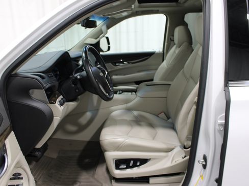 Used 2019 Cadillac Escalade Luxury AWD/4WD image 3