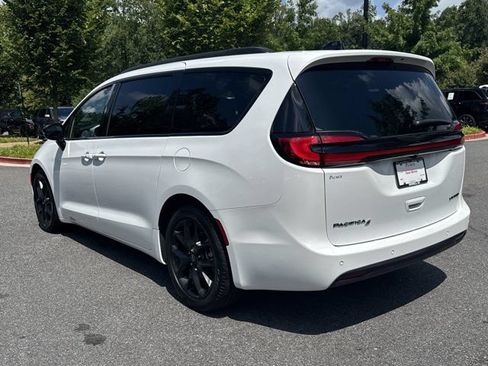 Certified 2026 Chrysler Pacifica Limited w/ S Appearance Package FWD image 8