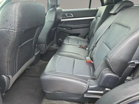 Used 2017 Ford Explorer XLT w/ Equipment Group 202A AWD/4WD image 10