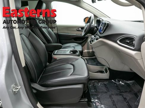 Used 2024 Chrysler Pacifica Touring-L FWD image 24