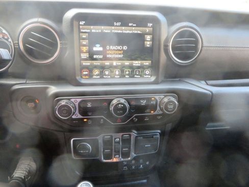 Used 2020 Jeep Gladiator Overland AWD/4WD image 18