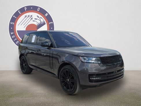 Used 2022 Land Rover Range Rover SE image 2