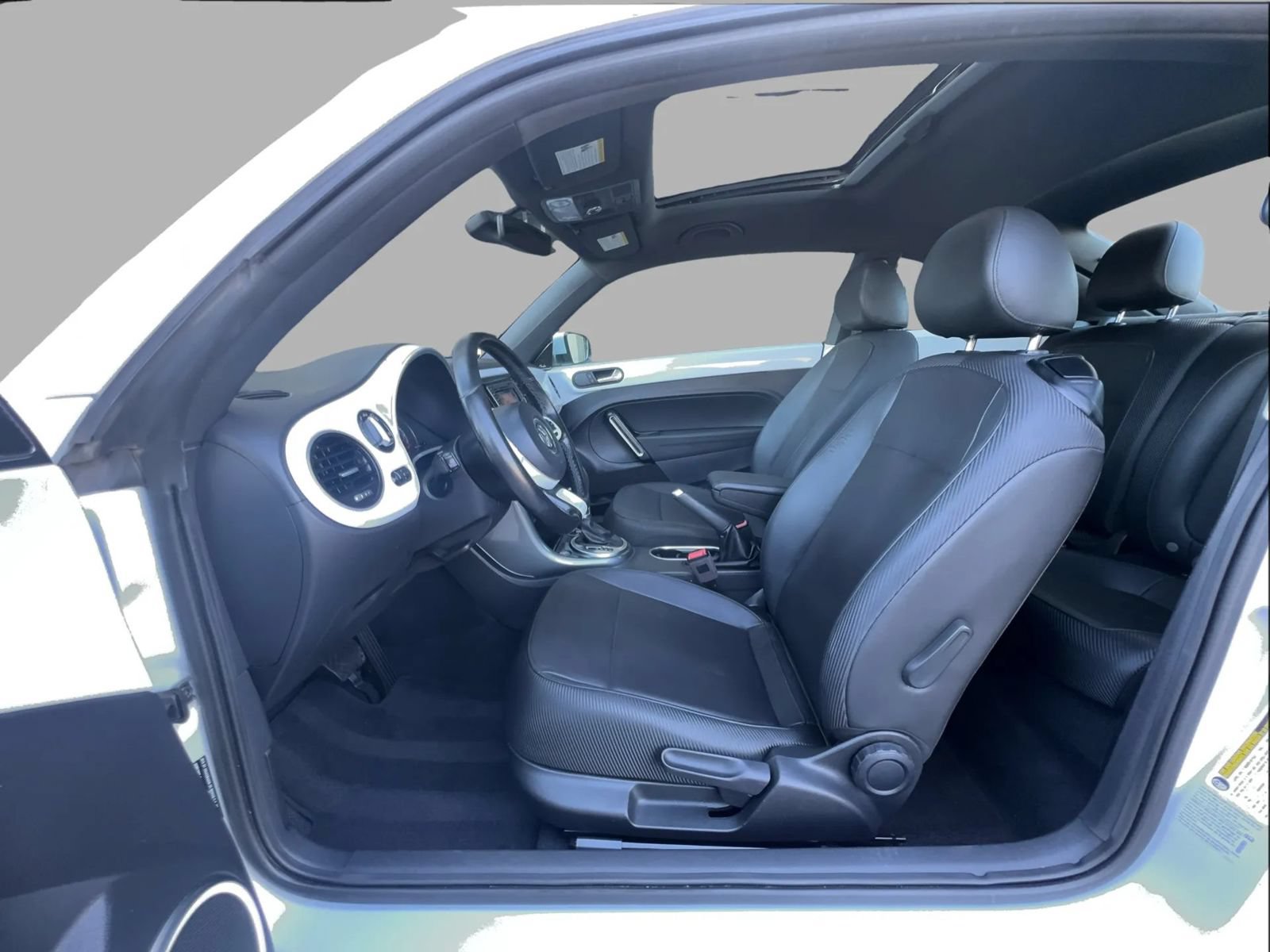 Used 2018 Volkswagen Beetle 2.0T SE w/ SE Premium Package FWD image 15