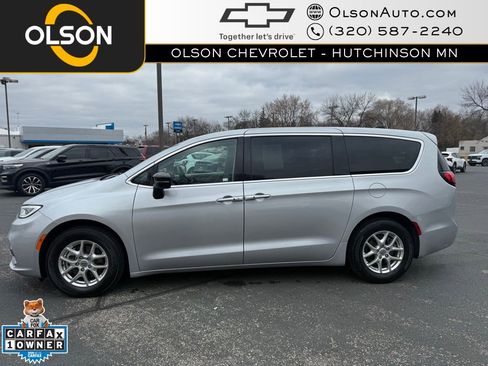 Used 2024 Chrysler Pacifica Touring-L image 2