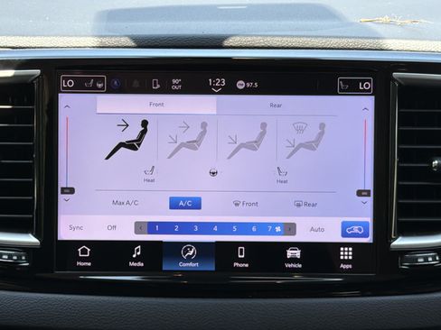 Used 2024 Chrysler Pacifica Touring-L FWD image 5