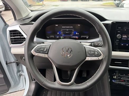 Used 2025 Volkswagen Taos SE FWD image 23