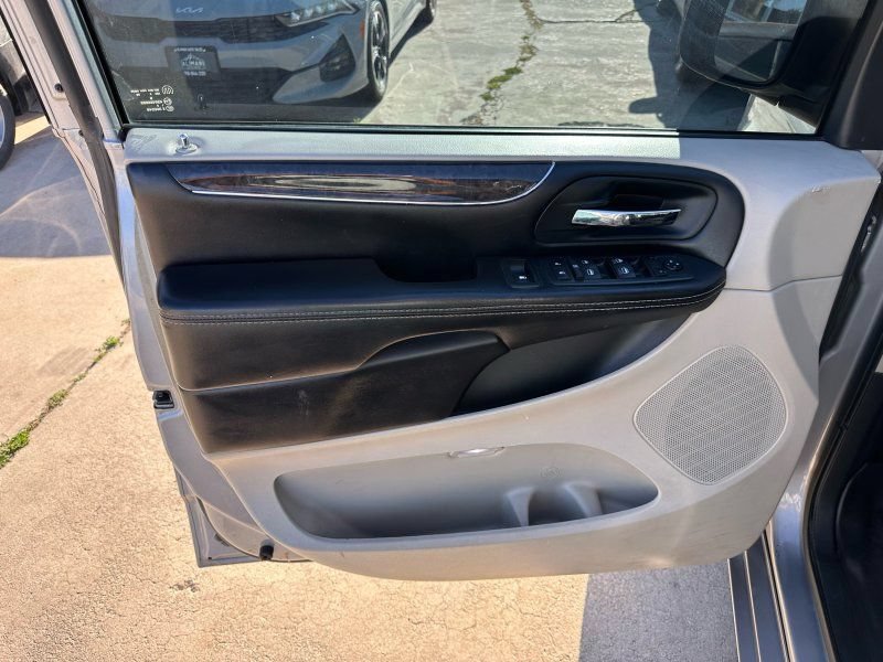 Used 2014 Chrysler Town & Country Touring FWD image 10