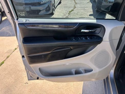 Used 2014 Chrysler Town & Country Touring FWD image 10