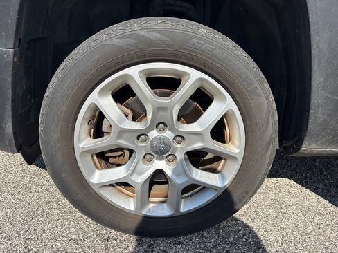 Used 2018 Jeep Renegade Latitude w/ Cold Weather Group AWD/4WD image 23